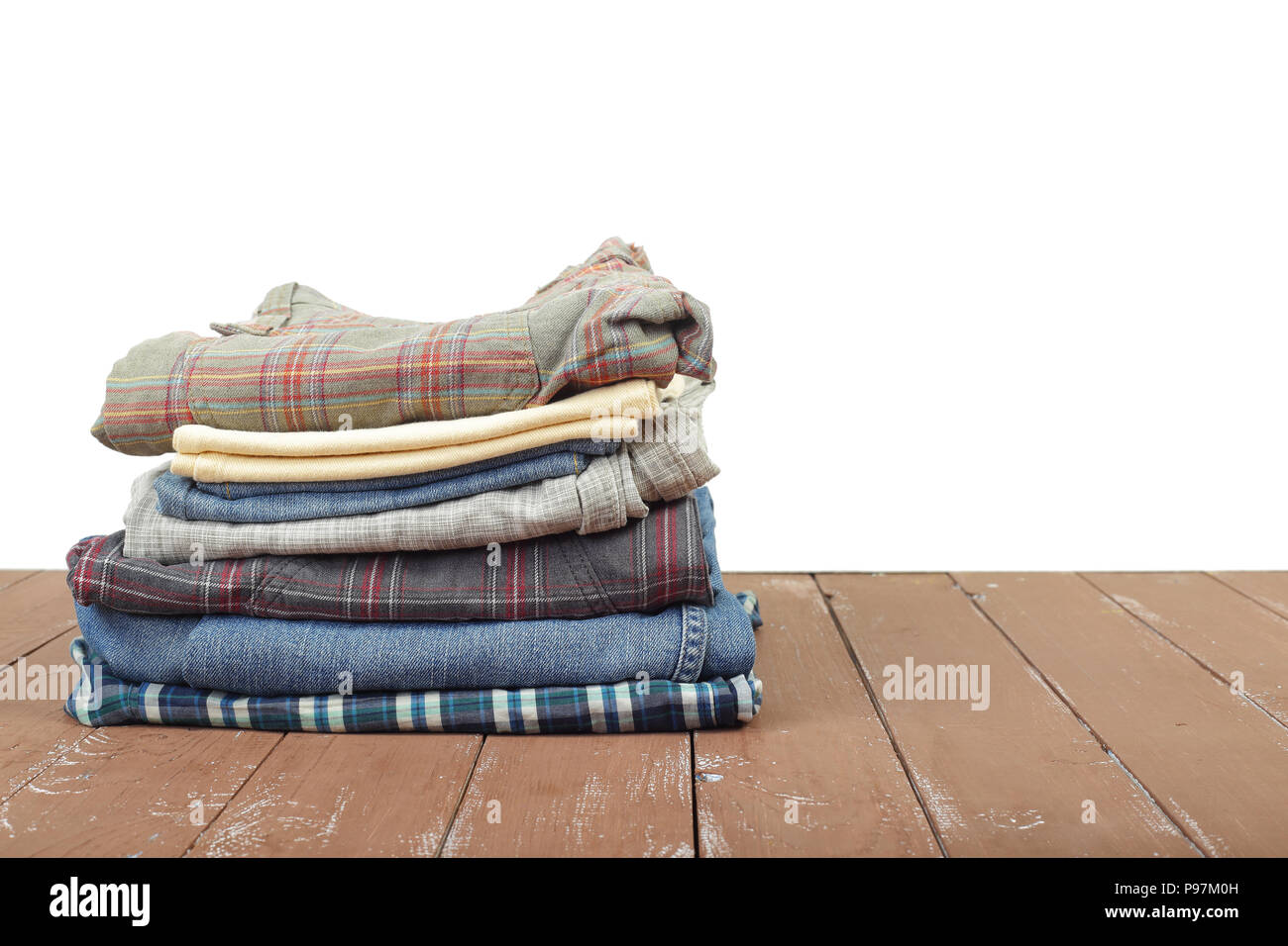 Vêtements, chaussures et accessoires - groupe pioche de jeans colorés sur un fond blanc et en bois Banque D'Images