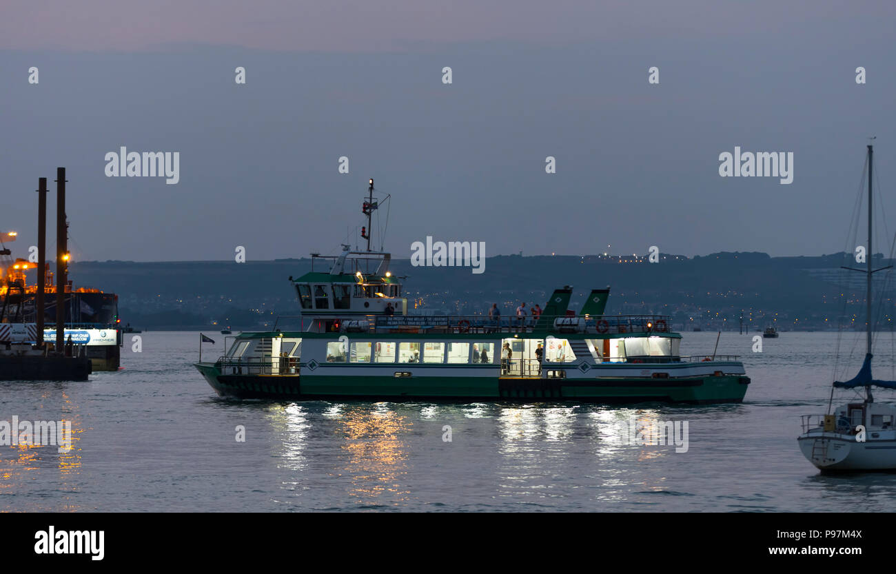 Esprit de Gosport ferry prendre de passagers sur le port de Portsmouth à Portsmouth à Gosport, au crépuscule, à Portsmouth dans le Hampshire, England, UK. Banque D'Images