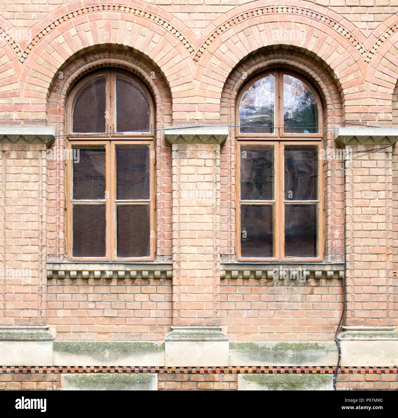 Photo de fenêtre en bois dans un mur de brique décorative Banque D'Images