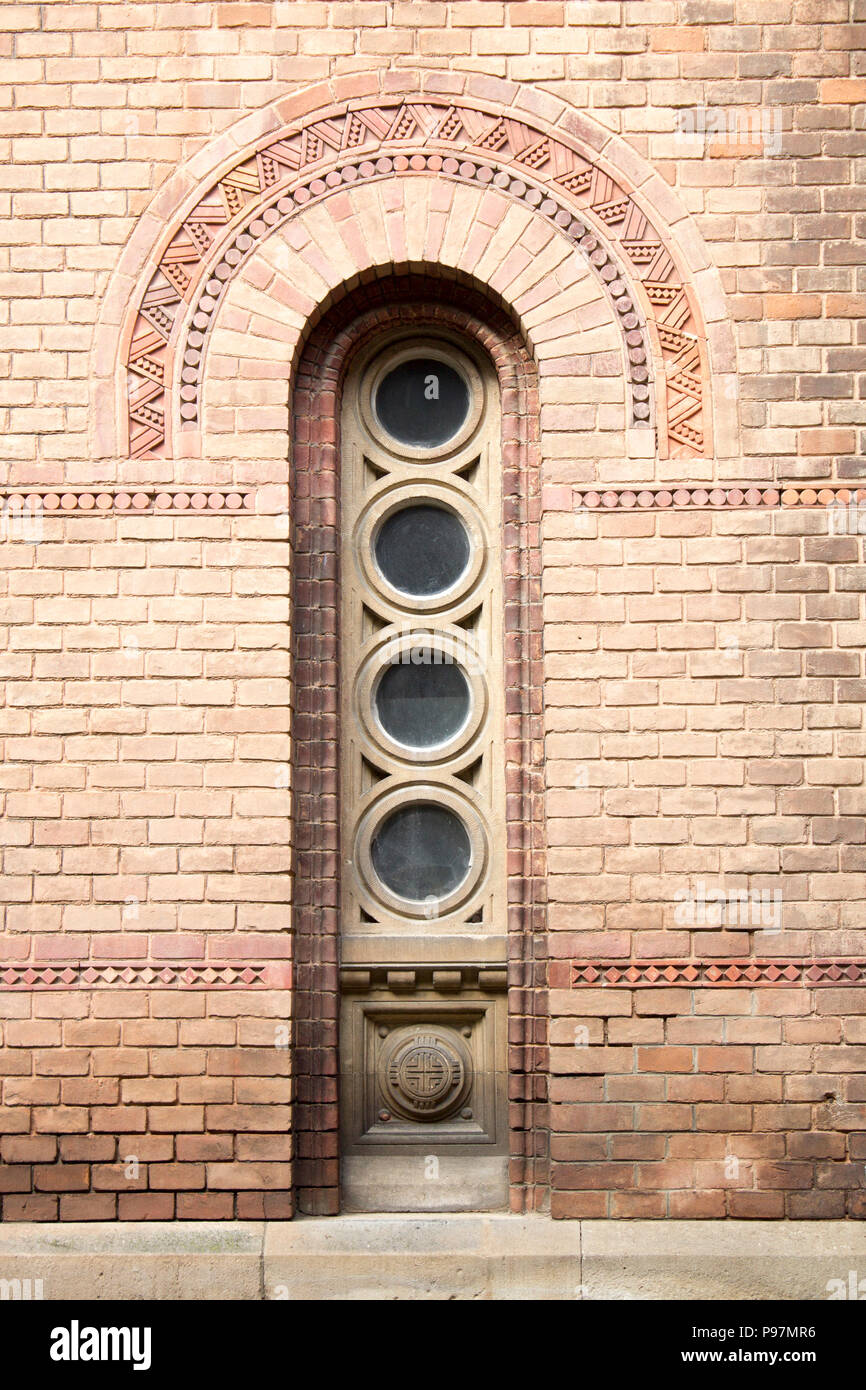 Photo de fenêtre en bois dans un mur de brique décorative Banque D'Images
