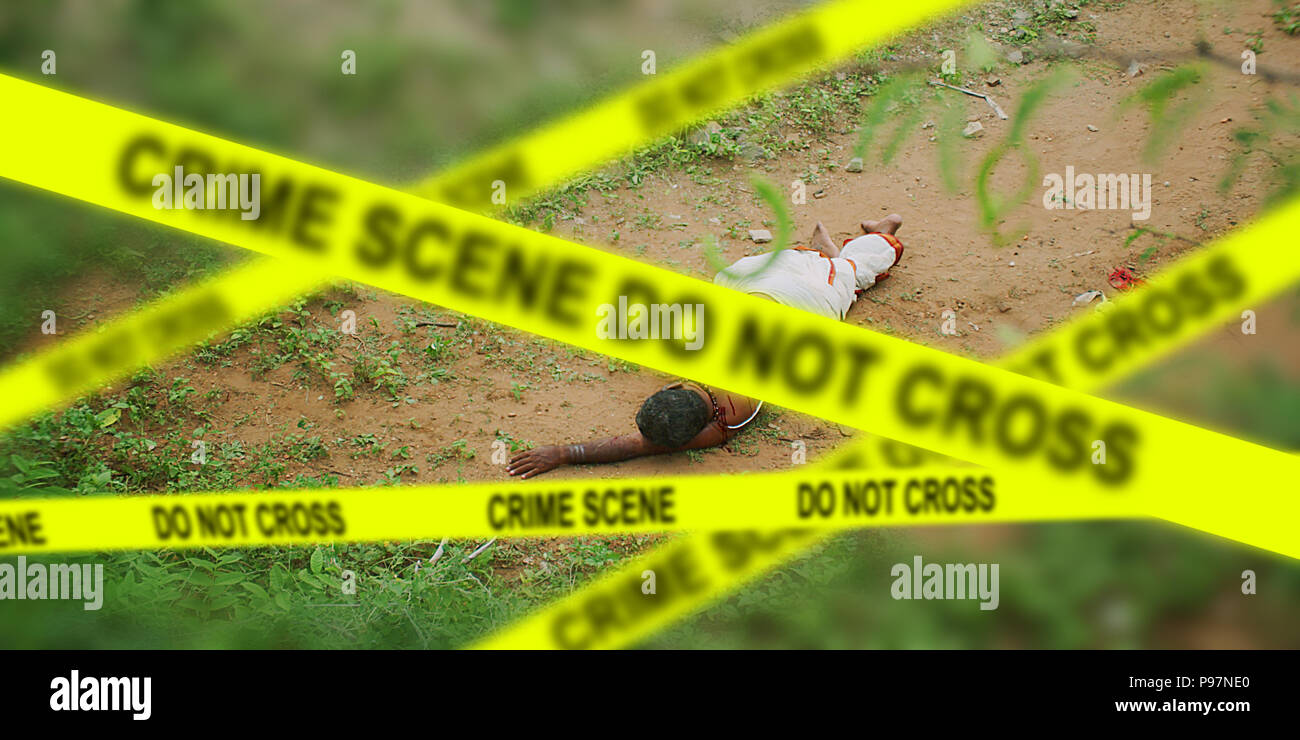 Scène de meurtre, scène de crime jaune Ruban sur le corps de l'homme mort Banque D'Images