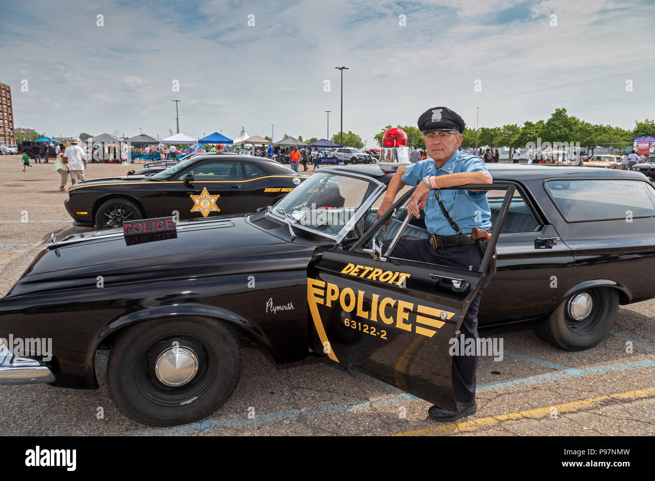 Detroit, Michigan - un ancien officier de police de Detroit avec sa Plymouth 1963 voiture de police à une antique et custom car show, parrainé par le Detroit Poli Banque D'Images