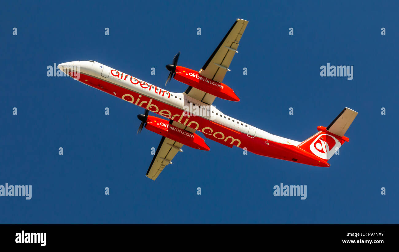 Berlin, Allemagne, 07.07.2018 : Air Berlin Bombardier Q400 Les aéronefs volant dans le ciel, l'aéroport de Tegel Banque D'Images