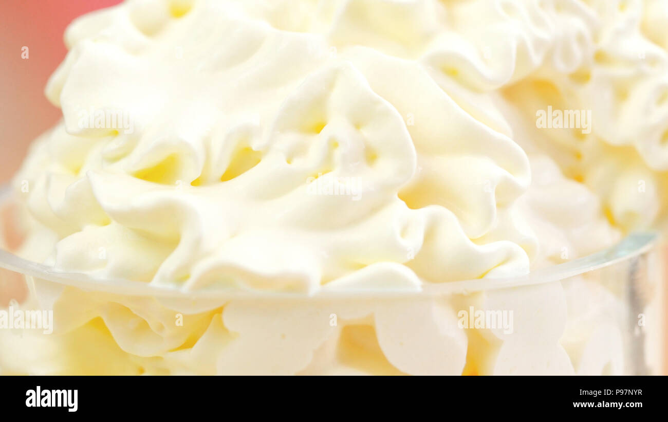 Tourbillons de crème fouettée, macro closeup préparation pour la décoration de gâteau. Banque D'Images