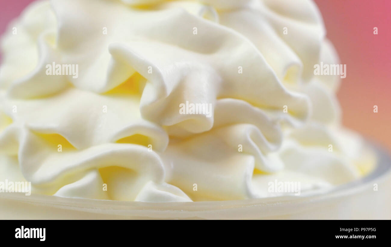 Tourbillons de crème fouettée, macro closeup préparation pour la décoration de gâteau. Banque D'Images