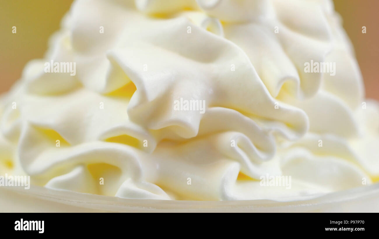 Tourbillons de crème fouettée, macro closeup préparation pour la décoration de gâteau. Banque D'Images
