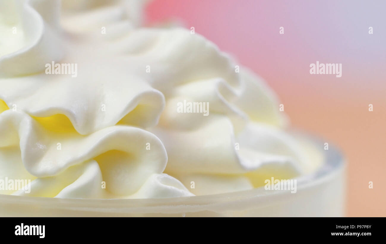 Tourbillons de crème fouettée, macro closeup préparation pour la décoration de gâteau. Banque D'Images