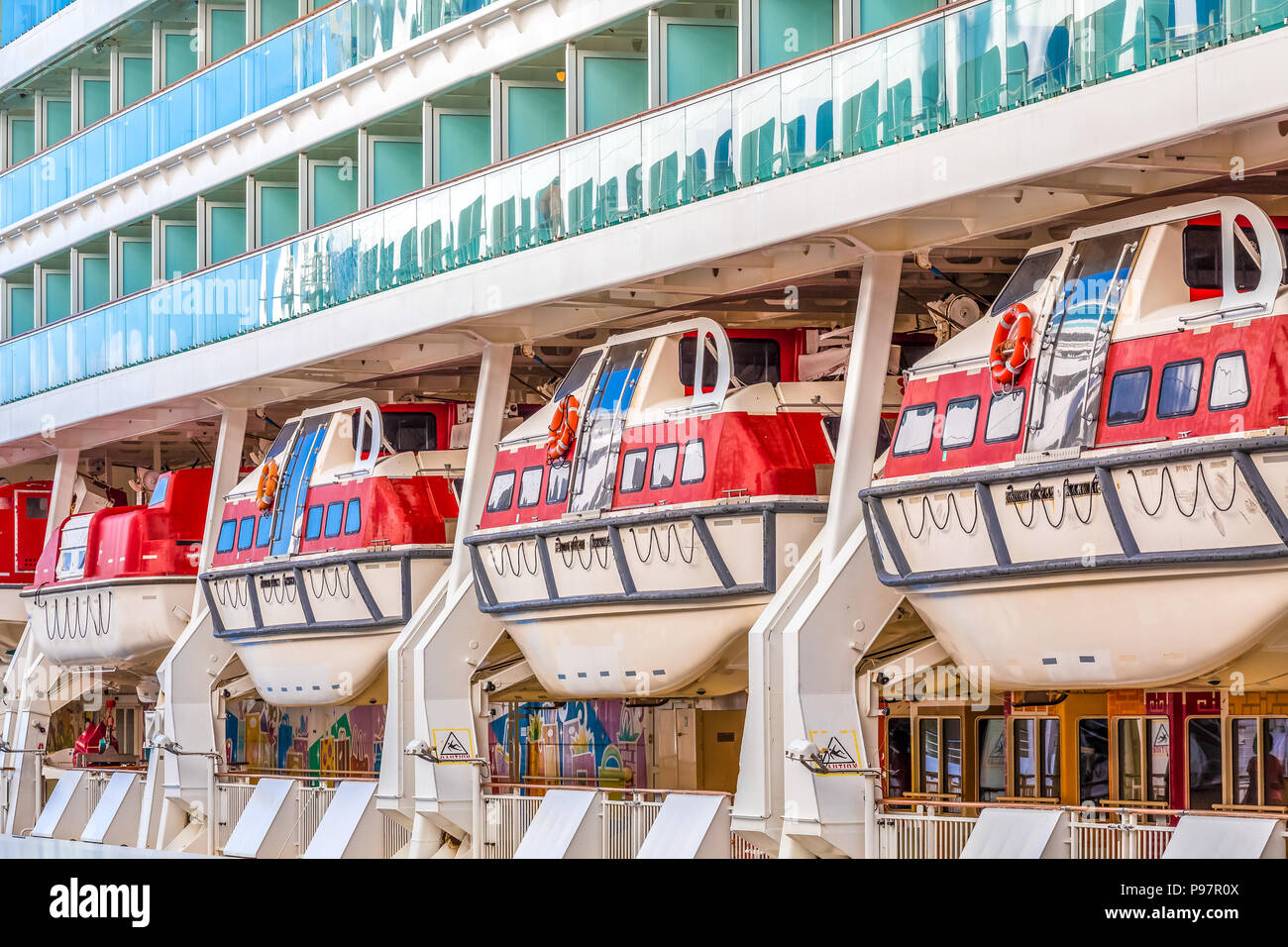 Quatre bateaux de sauvetage rouge et blanc sur un bateau de croisière Banque D'Images