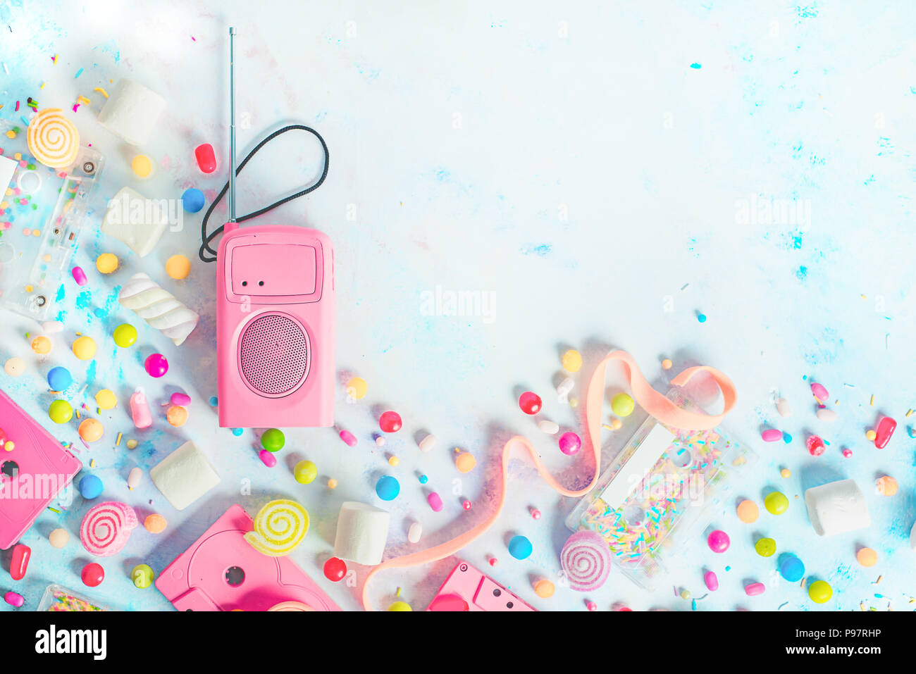 En-tête avec lecteur radio rétro rose pastel d'une télévision couleur avec des bonbons, des bonbons, de la confiture et de bubble gum. Sweet music concept avec copie espace. Palette de vanille Banque D'Images