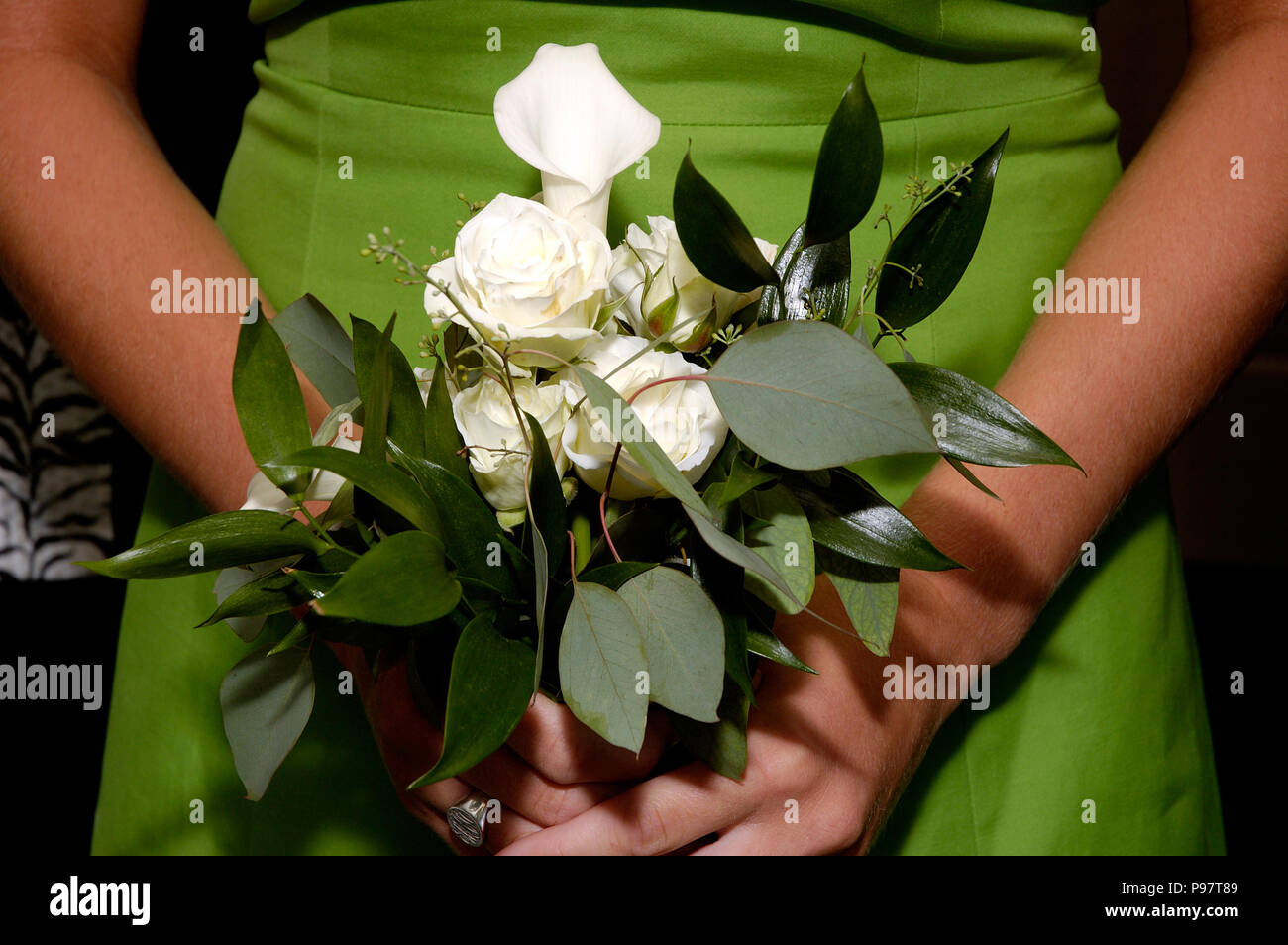 Bouquet de demoiselle d'honneur simple calla blancs et roses Banque D'Images