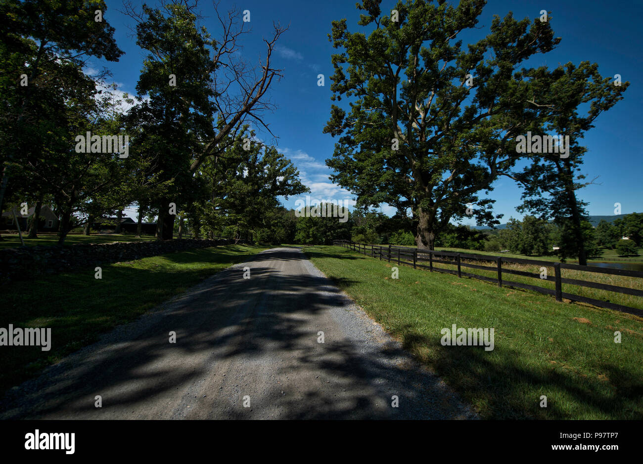 États-unis - 7 juillet 2018 : l'ouest de la route historique de Loudoun connu comme Willisville Road à l'extérieur du village de Bloomfield. La plupart des saletés ro Banque D'Images