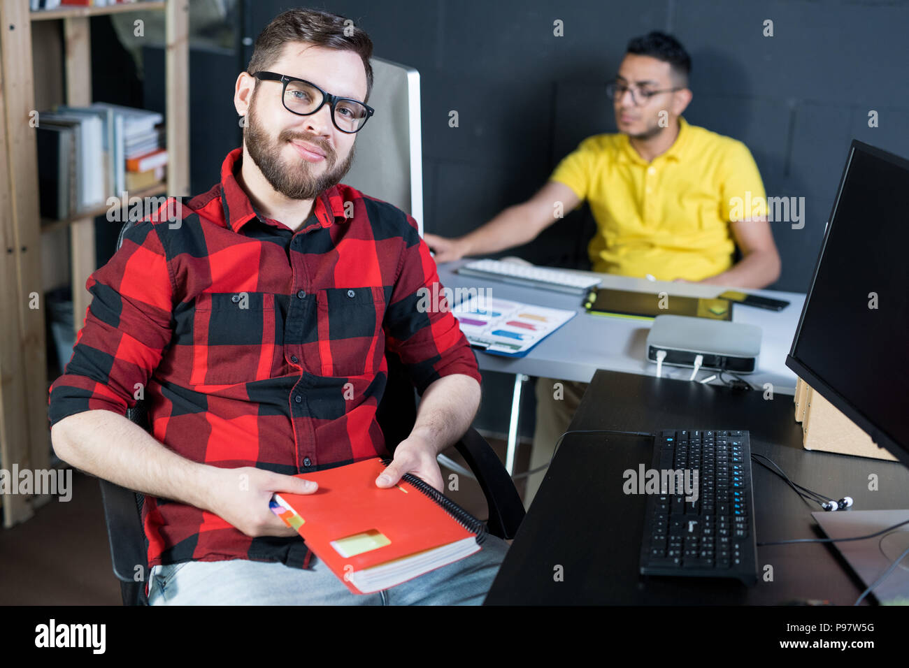 Les jeunes créatifs du Web posing in Office Banque D'Images