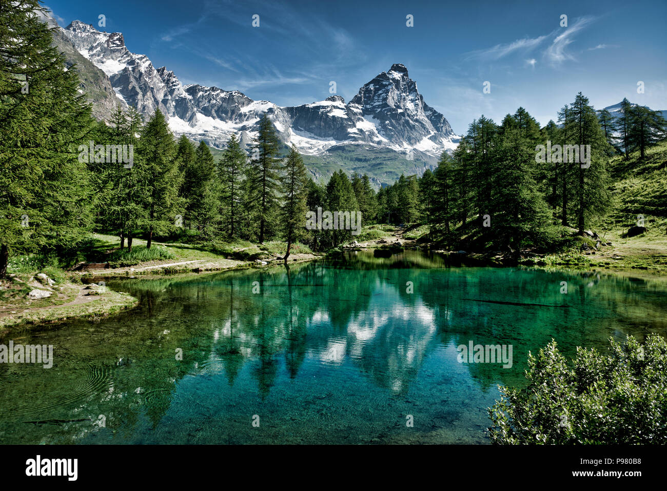 Le bleu du lac et le Cervin dans un paysage d'été ensoleillée panoramique avec éclairage vu de Breuil-Cervinia, vallée d'Aoste - Italie Banque D'Images