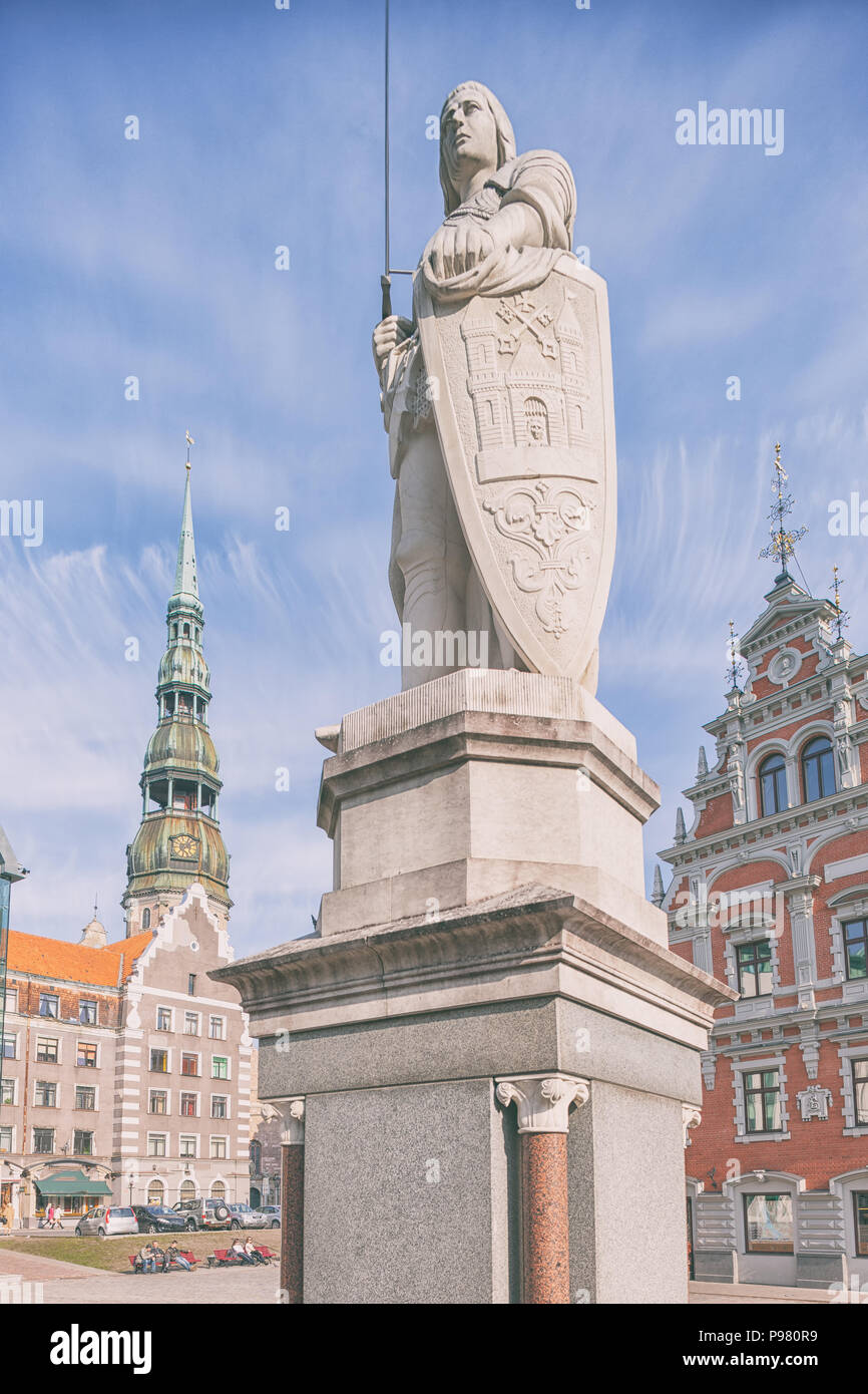 Sculpture de Roland sur la place de l'hôtel de ville en face de la cathédrale de Saint Pierre à Riga sur une journée ensoleillée Banque D'Images