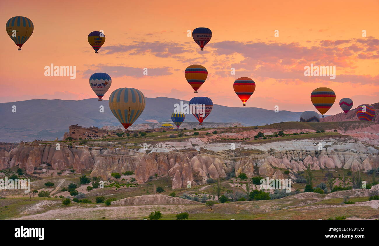 Montgolfières au lever du soleil, Goreme, Cappadoce, Anatolie, Turquie Banque D'Images