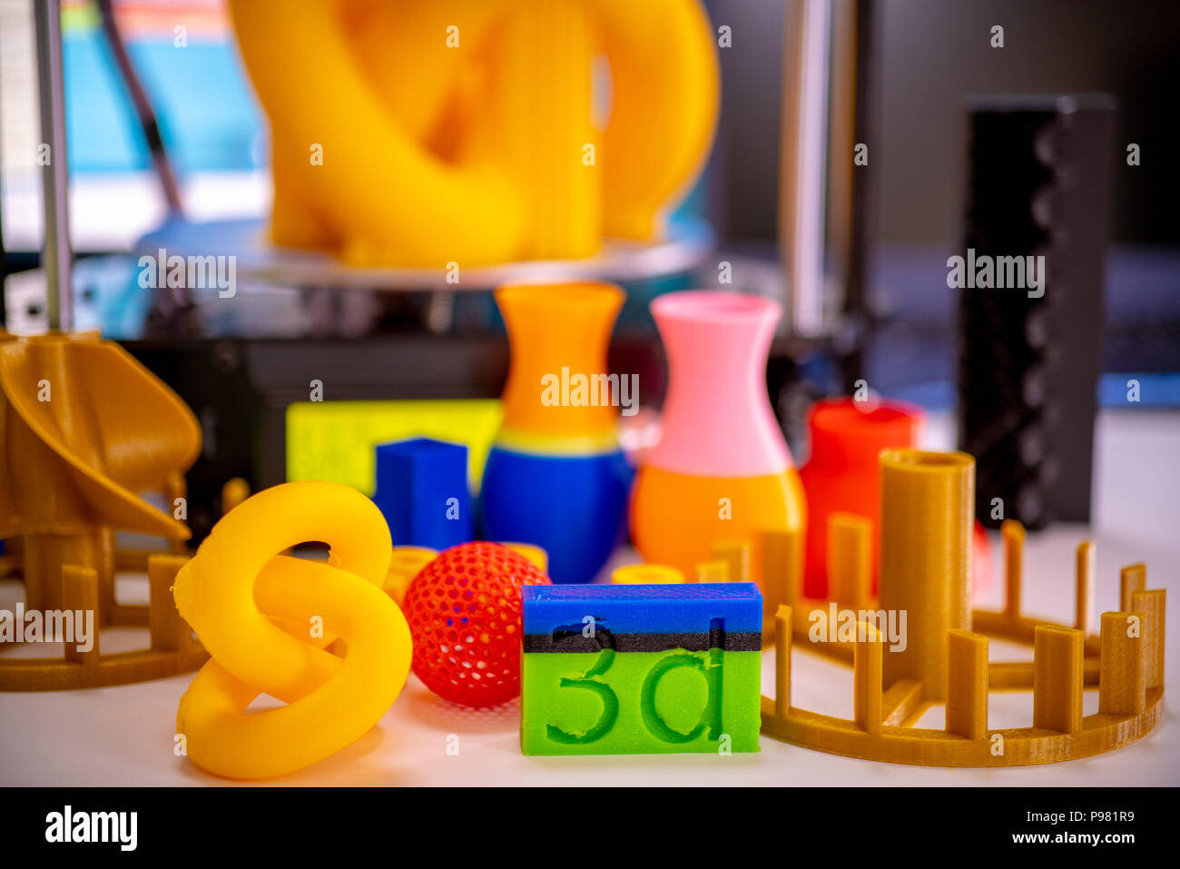 Pièces orange d'impression sur une imprimante 3D dans le processus d'impression Banque D'Images