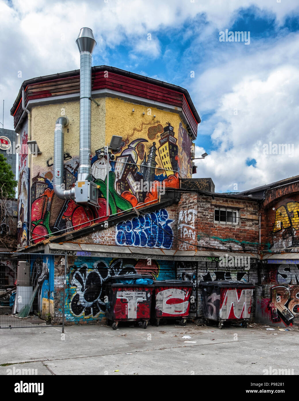 Berlin, Friedrichshain, MATIÈRES Gelände. Saray fast food, kiosque extérieur coloré Doner vente Kababs, falafel & Houloumi Banque D'Images