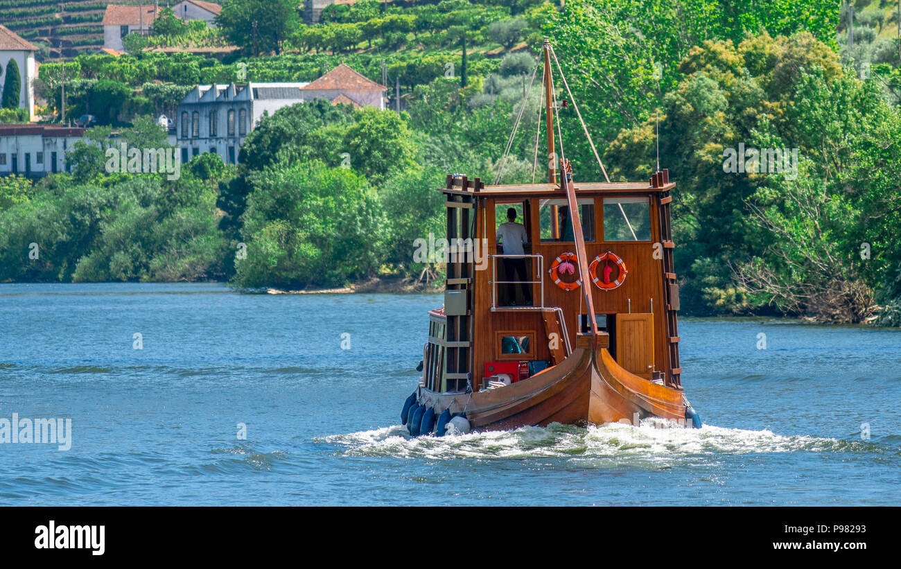 Rabelo bateau sur le fleuve Douro Banque D'Images