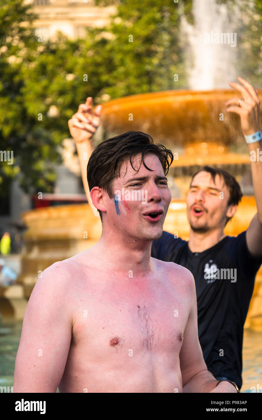 Londres, Royaume-Uni. Le 15 juillet 2018. Célébrer la victoire française en coupe du monde à Trafalgar Square, Londres, UK, 15/07/2018 : Crédit Bjanka Kadic/Alamy Live News Banque D'Images