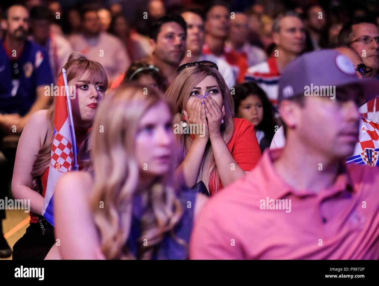 Los Angeles, USA. 15 juillet, 2018. Fans de Croatie réagir comme ils regardent la Coupe du Monde FIFA 2018 dernier match entre la France et la Croatie lors d'une partie d'affichage à Los Angeles, États-Unis, le 15 juillet 2018. La Croatie a perdu à la France 2-4 en finale et remporte la deuxième place de la Coupe du Monde FIFA 2018. Credit : Zhao Hanrong/Xinhua/Alamy Live News Banque D'Images