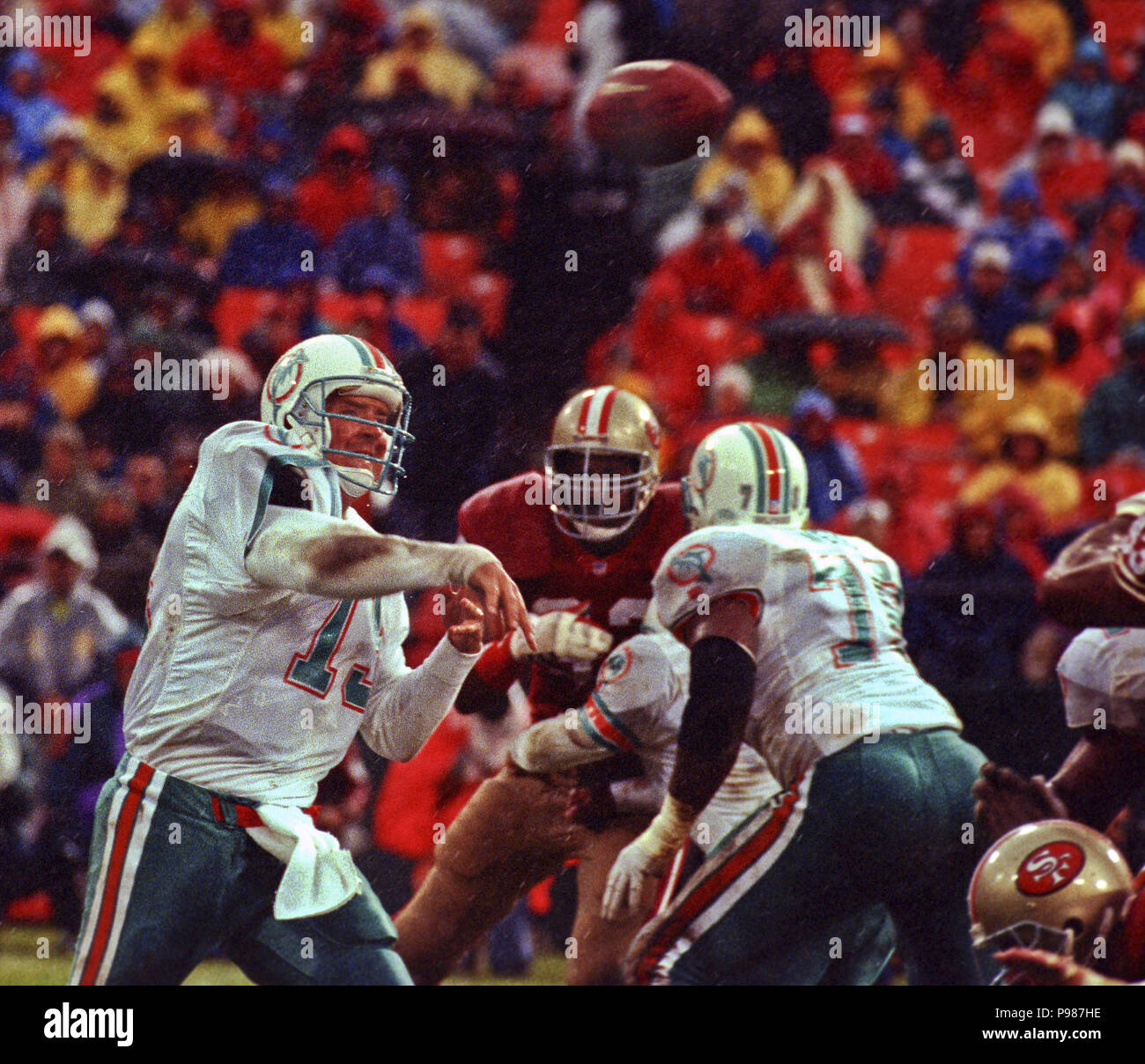 San Francisco, Californie, USA. 6e mai 1992. San Francisco 49ers vs Miami Dolphins à Candlestick Park Dimanche, Décembre 6, 1992. 49ers Dauphins battre 27-3. Le quart des Dolphins de Miami Dan Marino Crédit : Al Golub/ZUMA/Alamy Fil Live News Banque D'Images