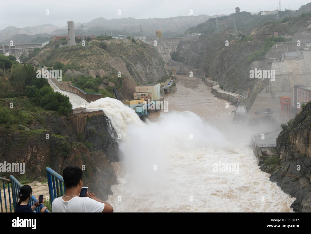 Le Gansu, Chine. 16 juillet 2018. Le Gansu, CHINE-Liujia Gorge, situé dans le nord-ouest de la province du Gansu, est le grand projet d'ingénierie de puissance à l'eau du premier plan quinquennal. Liujia Gorge est la septième étape de la station hydro-électrique multifonction, avec comme la production d'électricité, de contrôle des inondations, des sports aquatiques, irrigation, d'expédition et de voyages, et est devenu le plus grand projet de conservation de l'eau clés d'une alimentation électrique, permettant ainsi la réputation de la perle sur le fleuve Jaune. Credit : ZUMA Press, Inc./Alamy Live News Banque D'Images