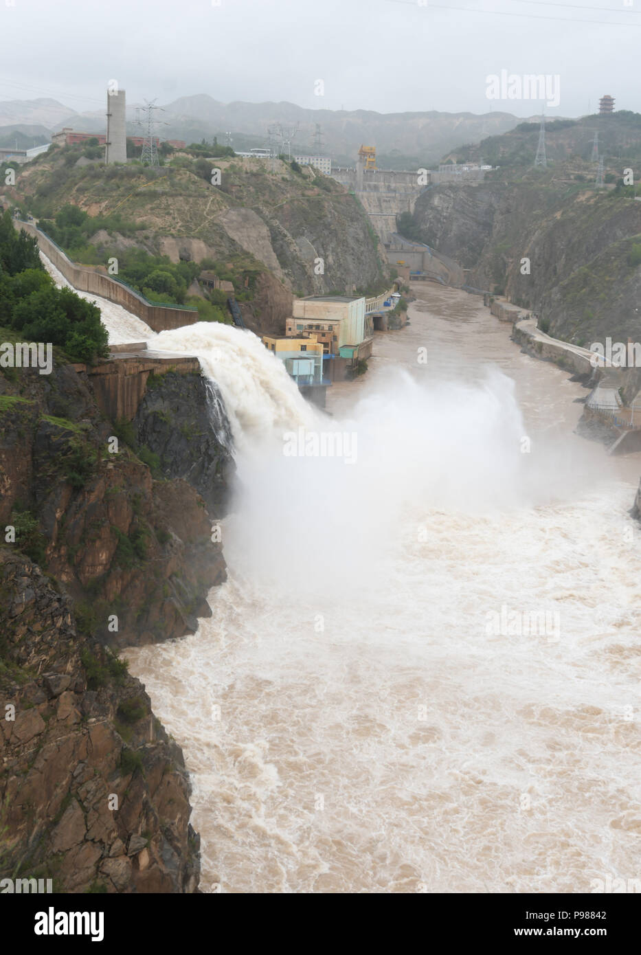 Le Gansu, Chine. 16 juillet 2018. Le Gansu, CHINE-Liujia Gorge, situé dans le nord-ouest de la province du Gansu, est le grand projet d'ingénierie de puissance à l'eau du premier plan quinquennal. Liujia Gorge est la septième étape de la station hydro-électrique multifonction, avec comme la production d'électricité, de contrôle des inondations, des sports aquatiques, irrigation, d'expédition et de voyages, et est devenu le plus grand projet de conservation de l'eau clés d'une alimentation électrique, permettant ainsi la réputation de la perle sur le fleuve Jaune. Credit : ZUMA Press, Inc./Alamy Live News Banque D'Images