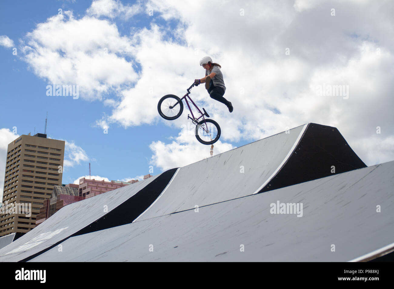 L'UCI BMX Freestyle dans la concurrence de l'Allemagne comme Lara Lessmann participe à la finale de BMX le week-end la concurrence pendant la FISE World Series Edmonton 2018. Banque D'Images