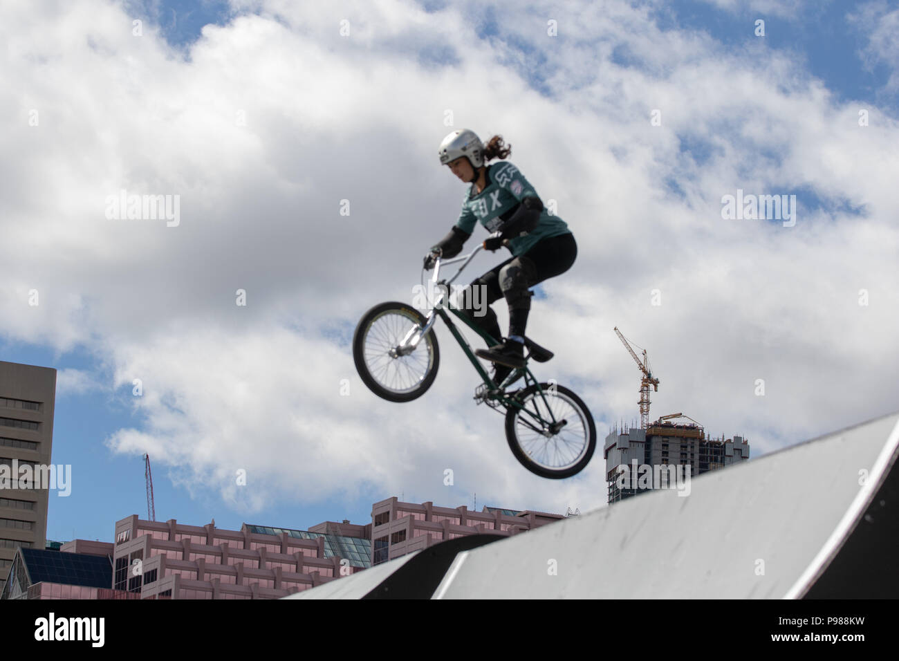 Edmonton, Alberta, Canada. Le 13 juillet, 2018. L'UCI BMX Freestyle en concurrence comme Buitrego Nina USA participe à la finale de BMX le week-end la concurrence pendant la FISE World Series Edmonton 2018. Credit : Ron Palmer/SOPA Images/ZUMA/Alamy Fil Live News Banque D'Images