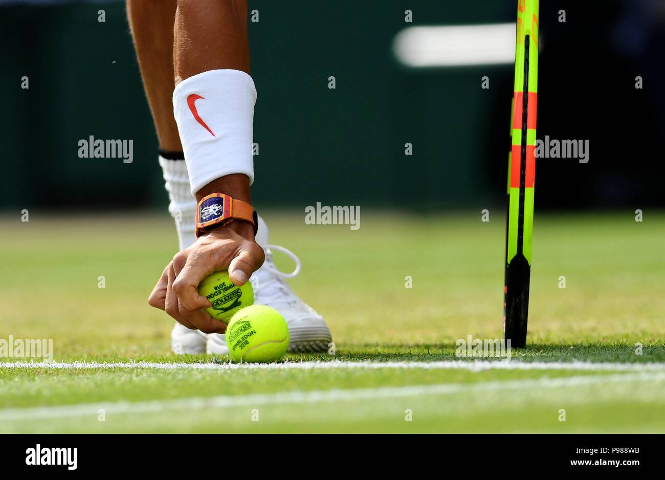 Londres, Grande-Bretagne. 09 juillet 2018. Un joueur prend une balle lors d'un match au tournoi de Wimbledon 2018 à Londres, en Grande-Bretagne, le 9 juillet 2018. Credit : Guo Qiuda/Xinhua/Alamy Live News Banque D'Images