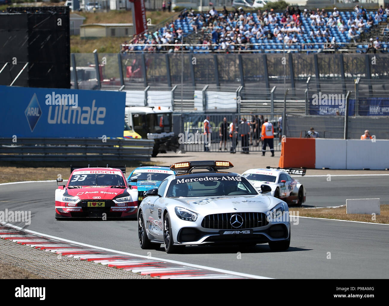 14.07.2018, le Circuit Park Zandvoort, Zandvoort, DTM 2018, 5.Lauf Zandvoort,13.07.-15.07.2018 , im Bild voiture de sécurité, René Rast (DEU# 33) Audi Sport Team Rosberg, Auto Bild Motorsport Audi RS 5 DTM, Gary Paffett (GBR# 2) Mercedes-AMG Petronas Motorsport, Mercedes-AMG DTM C 63 Photo : Cronos/Hasan Bratic Banque D'Images