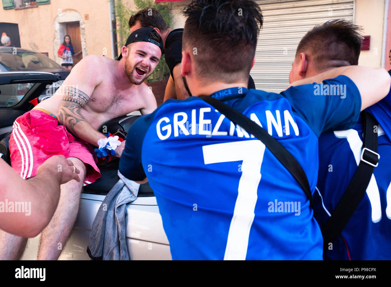 Français célébrant la Coupe du Monde de Football 2018 Français célébrant la Coupe du Monde de Football 2018 Banque D'Images