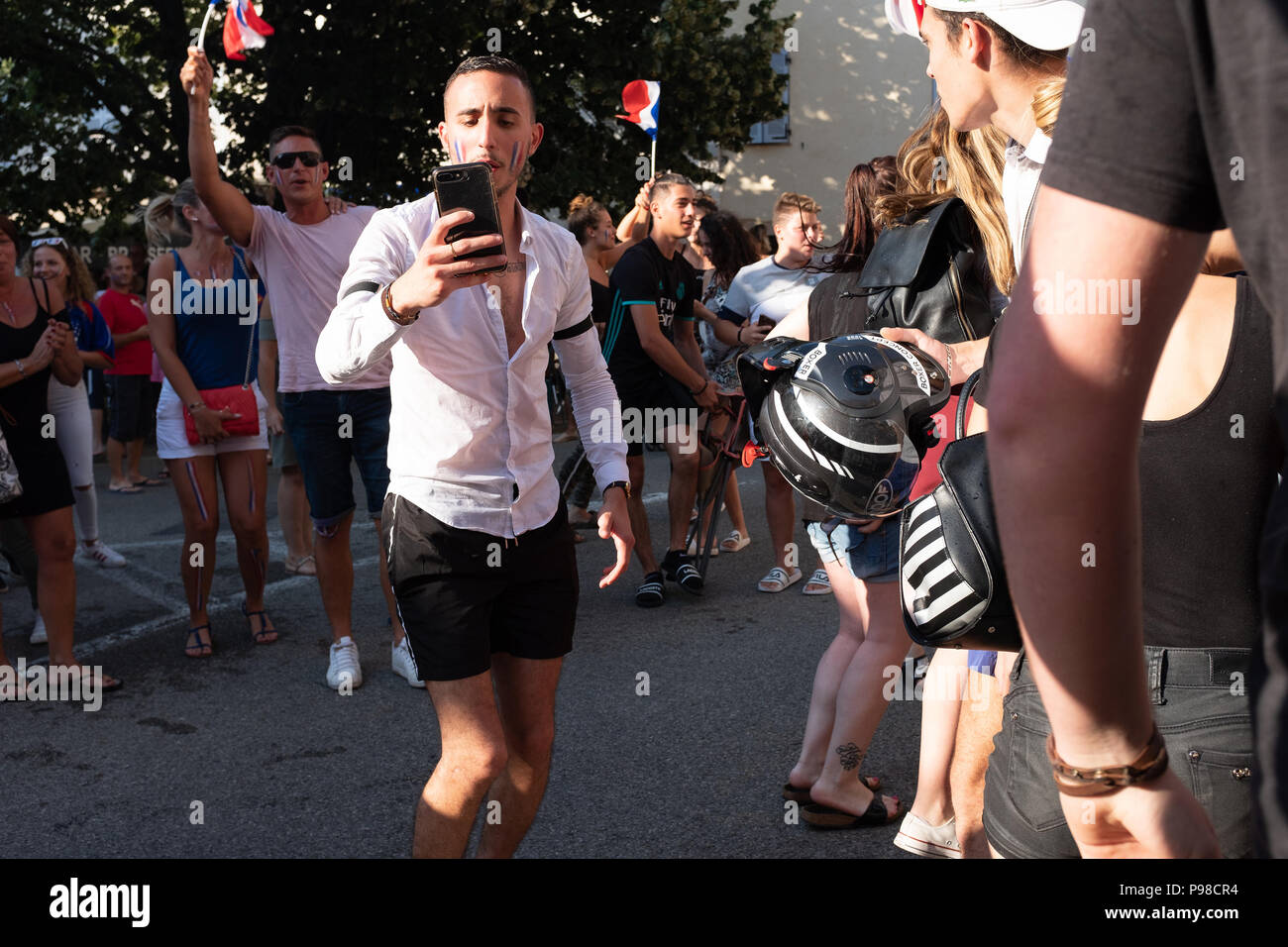 Français célébrant la Coupe du Monde de Football 2018 Français célébrant la Coupe du Monde de Football 2018 Banque D'Images