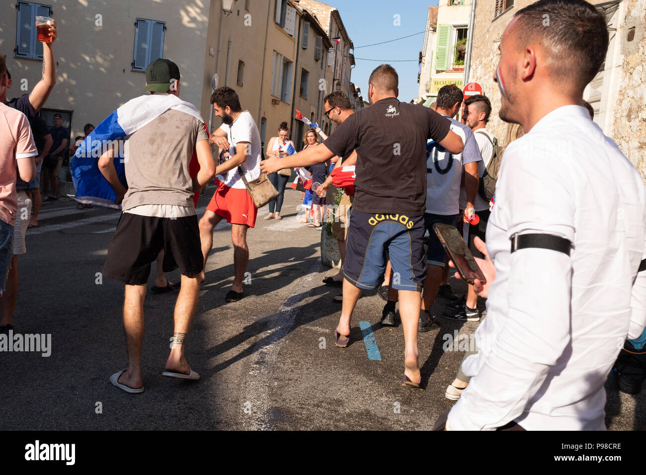 Français célébrant la Coupe du Monde de Football 2018 Français célébrant la Coupe du Monde de Football 2018 Banque D'Images