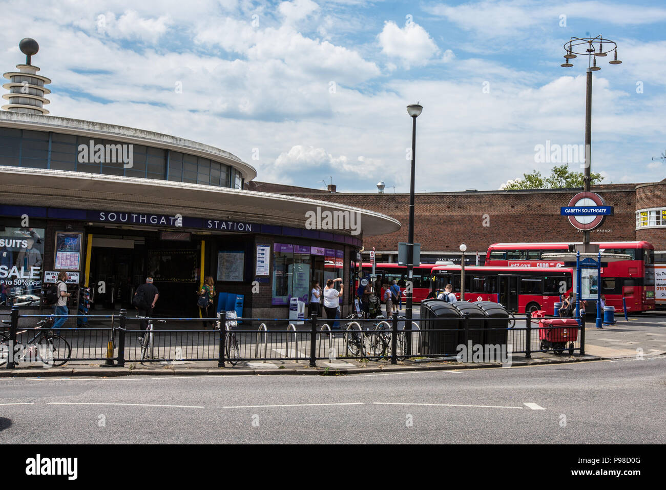 Londres, Royaume-Uni. 16 juillet 2018. La station de métro Southgate renommé en hommage à Gareth Southgate campagne Coupe du Monde avec l'Angleterre. David Rowe/Alamy Live News. Banque D'Images