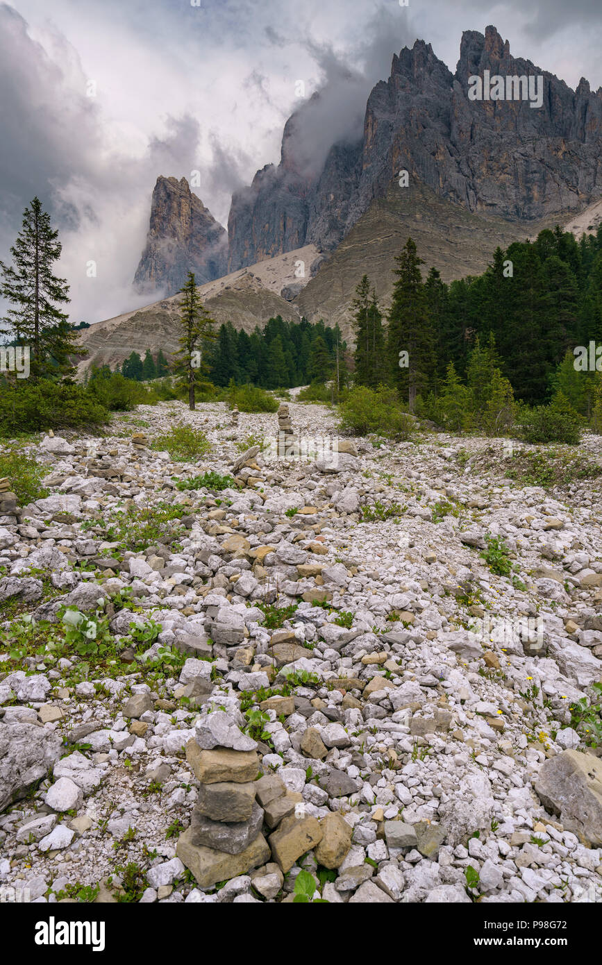 Maddalena Santa Magdalena St Val di Funes dans les Dolomites Alpes italiennes avec Furchetta mountain peak Banque D'Images