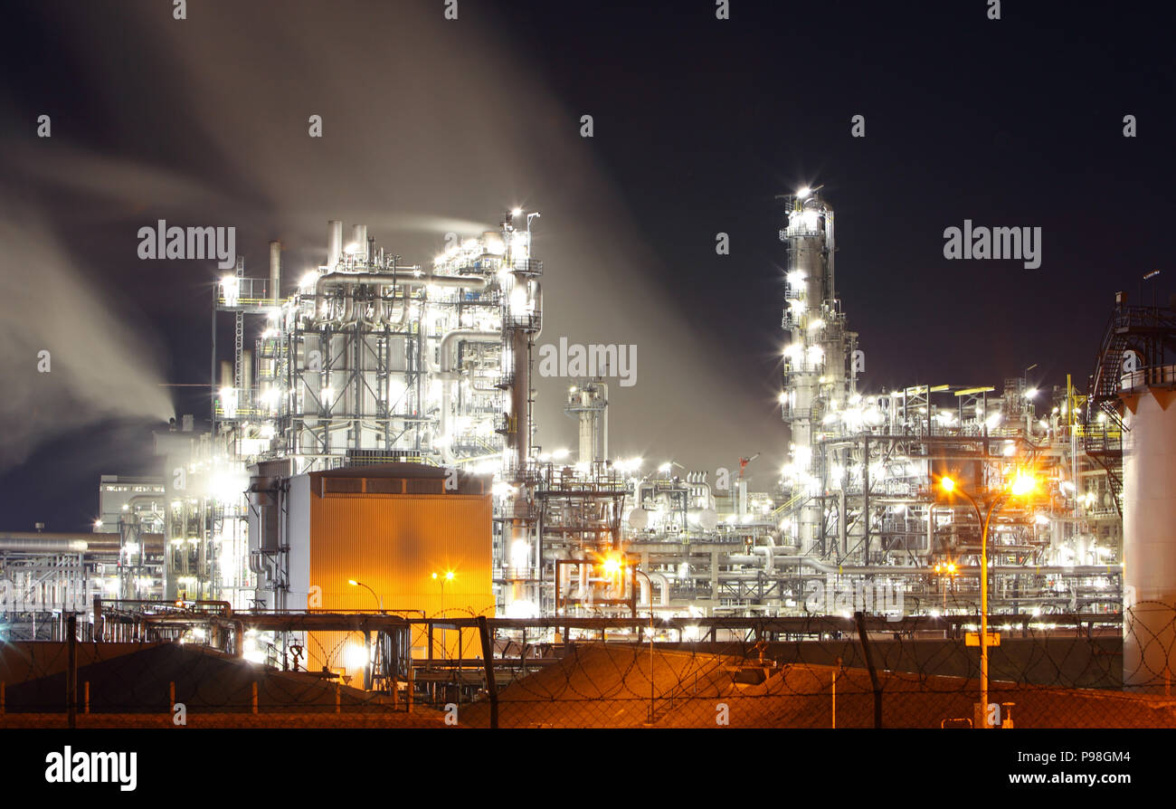 Raffinerie de pétrole à nuit Banque D'Images