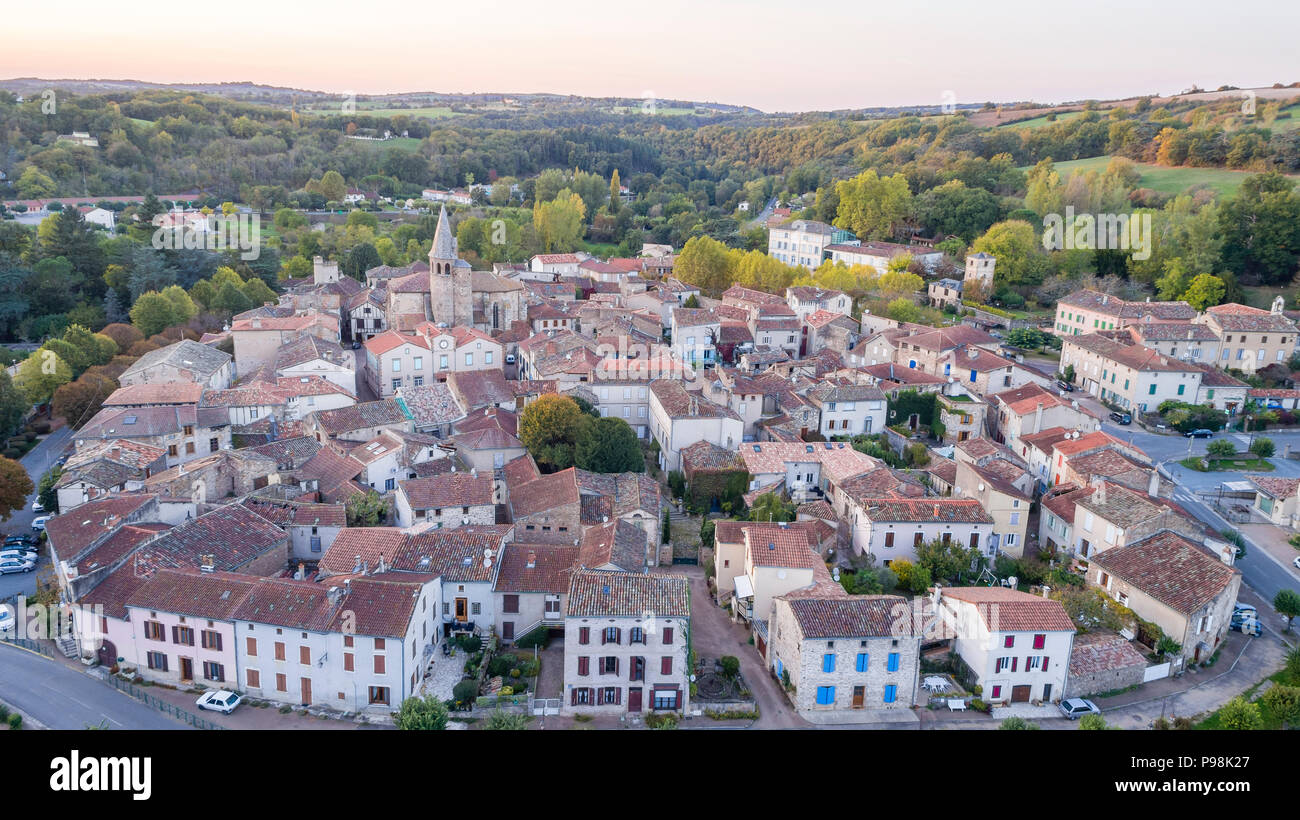 La France, Tarn, Monesties, étiqueté Les Plus Beaux Villages de France (Les Plus Beaux Villages de France), vue générale du village (vue aérienne) Banque D'Images