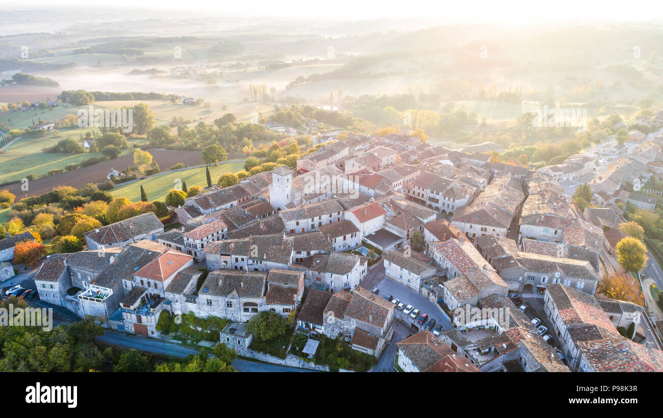 La France, Tarn, Castelnau de Montmiral, étiqueté Les Plus Beaux Villages de France (Les Plus Beaux Villages de France), le village (vue aérienne) // Banque D'Images