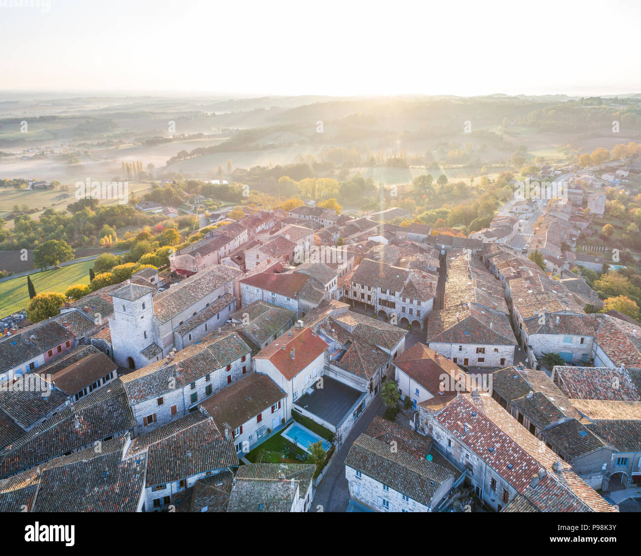 La France, Tarn, Castelnau de Montmiral, étiqueté Les Plus Beaux Villages de France (Les Plus Beaux Villages de France), le village (vue aérienne) // Banque D'Images