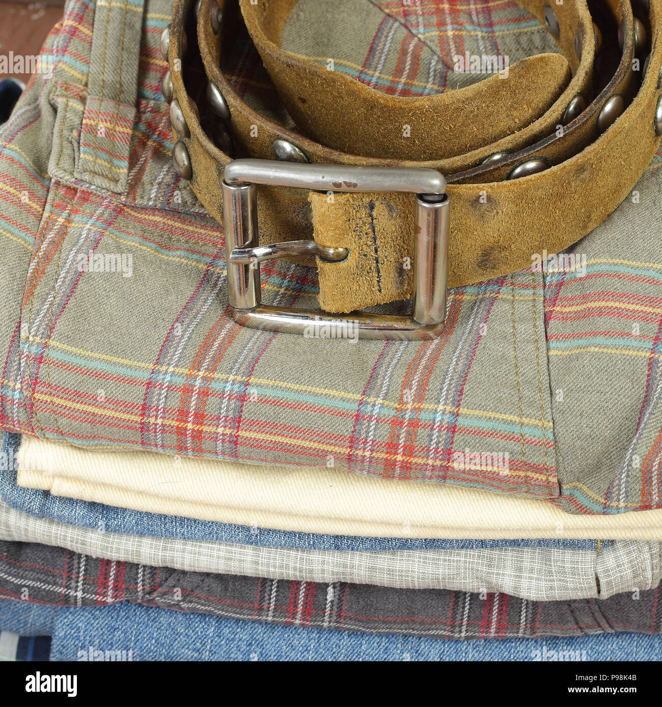 Vêtements, chaussures et accessoires - libre de ceinture de cuir et de groupe pioche de jeans colorés Banque D'Images