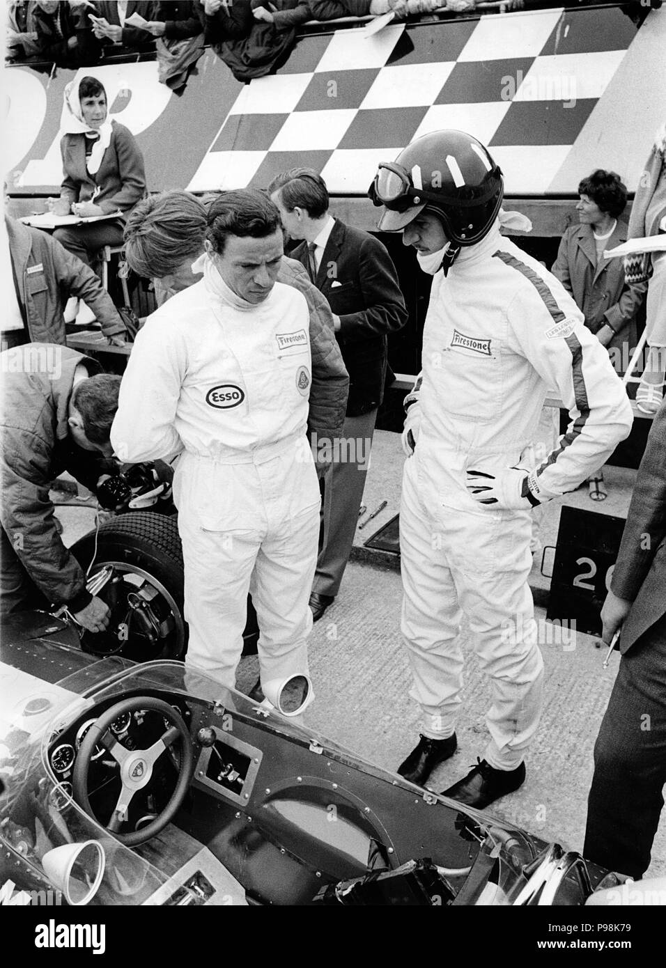 Jim Clark et Graham Hill avec Lotus 49 au cours de la 1967 Grasnd Prix. Banque D'Images