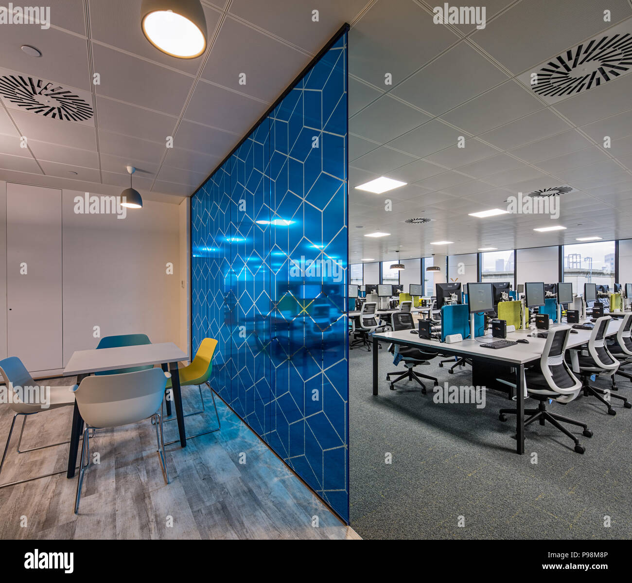 Partitionnement de bureau dans un bureau à Londres plus moderne Banque D'Images
