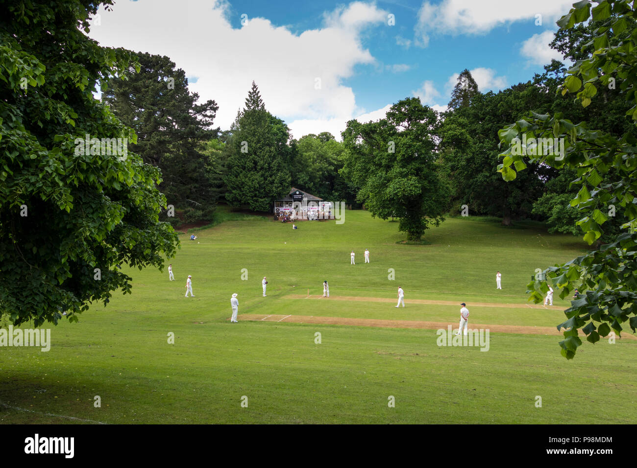 Les joueurs sur les terrains de cricket, Cockington Village, Torquay, Devon, UK Banque D'Images