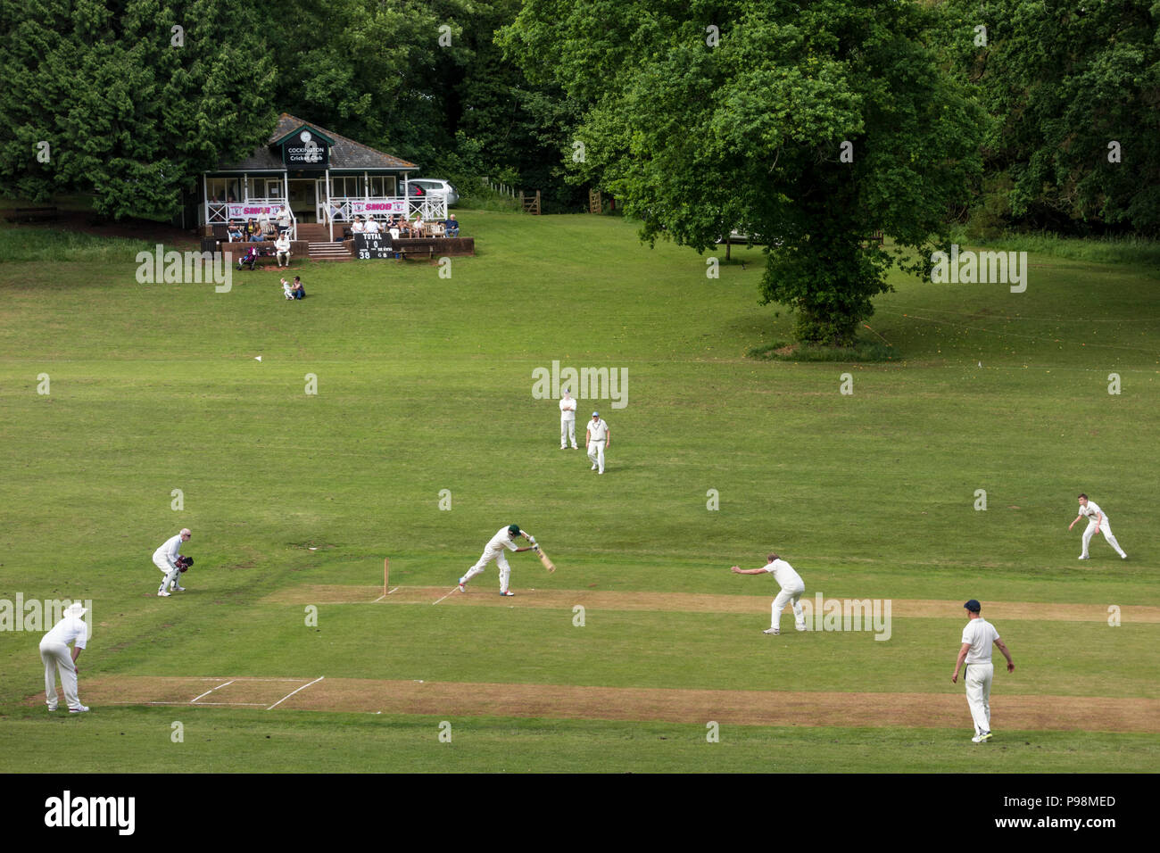 Les joueurs sur les terrains de cricket, Cockington Village, Torquay, Devon, UK Banque D'Images