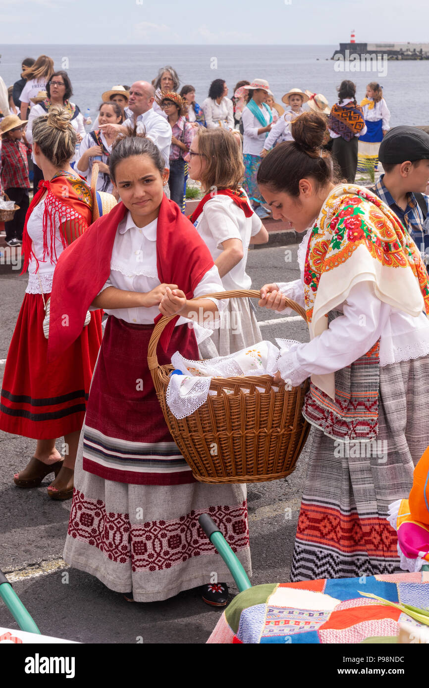 Ponta Delgada, Açores, Portugal - 07/07/2018 - Deux jeunes filles portant des vêtements traditionnels, tenant un panier en osier - Divine Saint Esprit celebration Banque D'Images