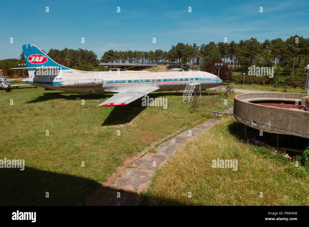 A neglected Sud-Aviation SE 210 CARAVELLE de Jat Airways, en face de la coupole du musée aéronautique Belgrade, Serbie Banque D'Images