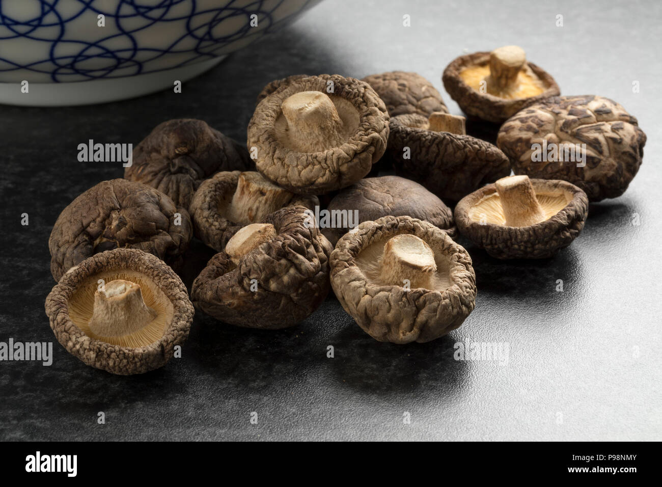 Tas de champignons shiitake séchés close up Banque D'Images