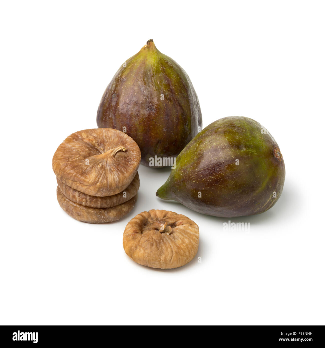 Figues mûres fraîches et un tas de secs isolé sur fond blanc Banque D'Images