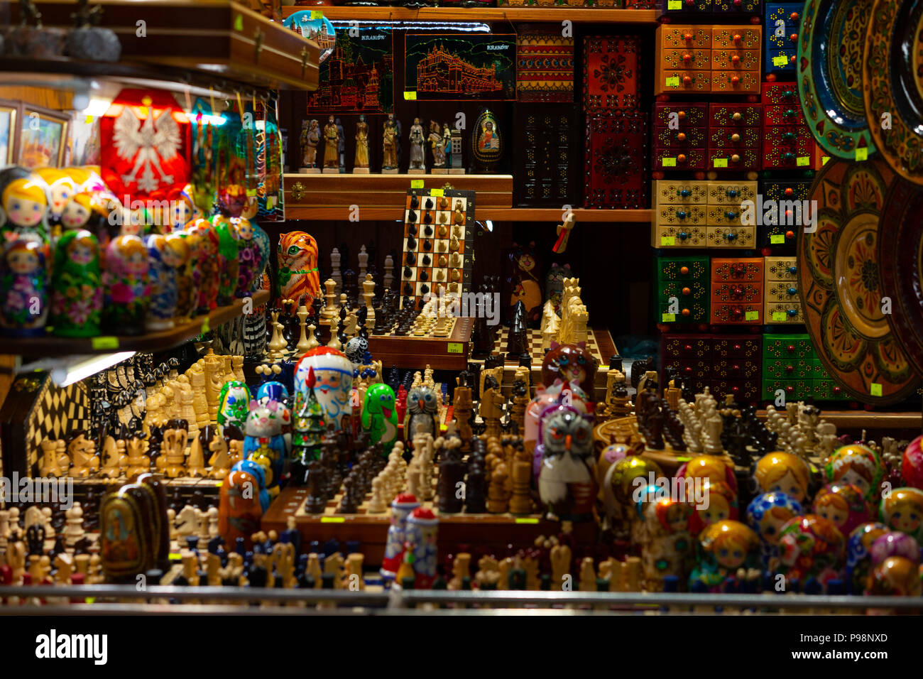 Une boutique qui vend des bijoux et cadeaux touristiques dans la Halle aux  Draps, Cracovie, Pologne, Europe Photo Stock - Alamy